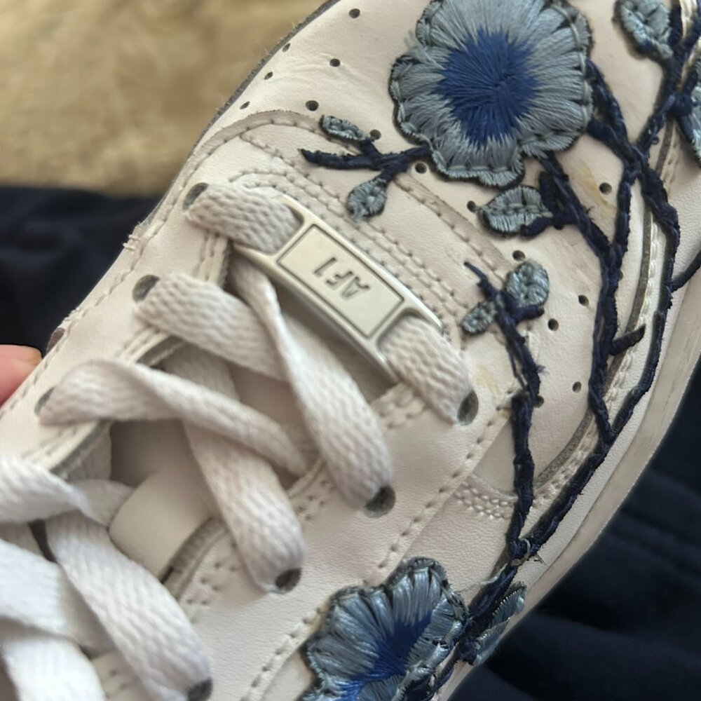 Nike Air Force 1 Custom Embroidered Blue Floral Sneakers Kids 4.5Y EUC - Picture 6 of 14